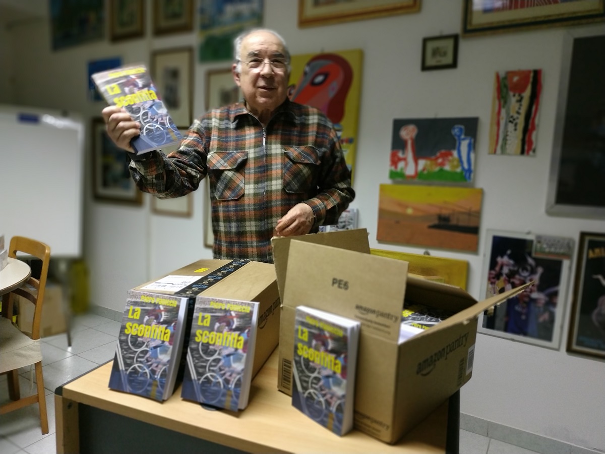 Piero Paniccia con una copia del romanzo in mano