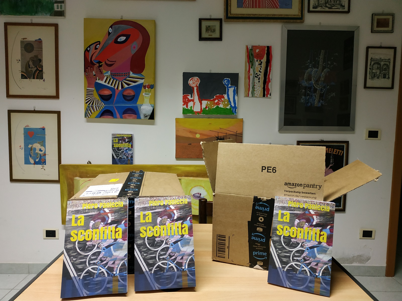 le copie del libro con alcuni dipinti propri e della collezione